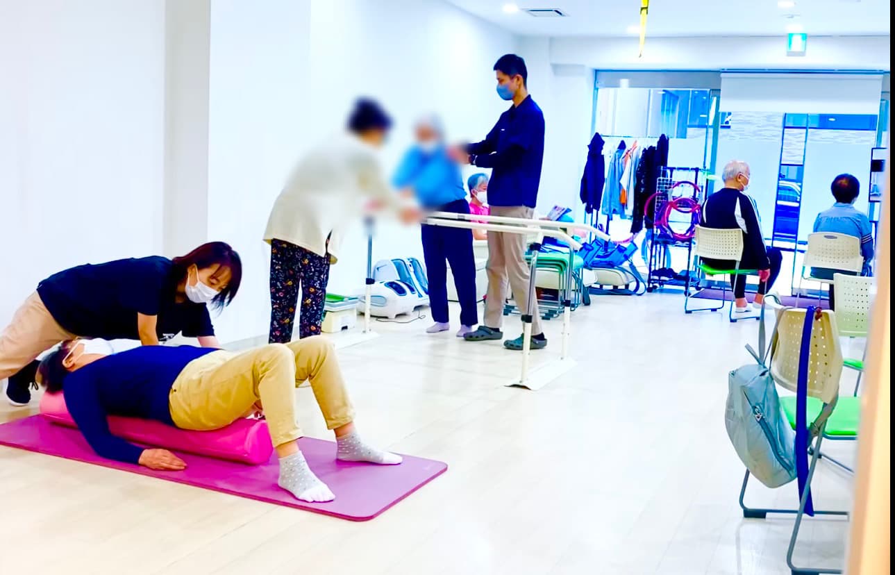 スタッフと利用者様で賑わうスタジオの様子
